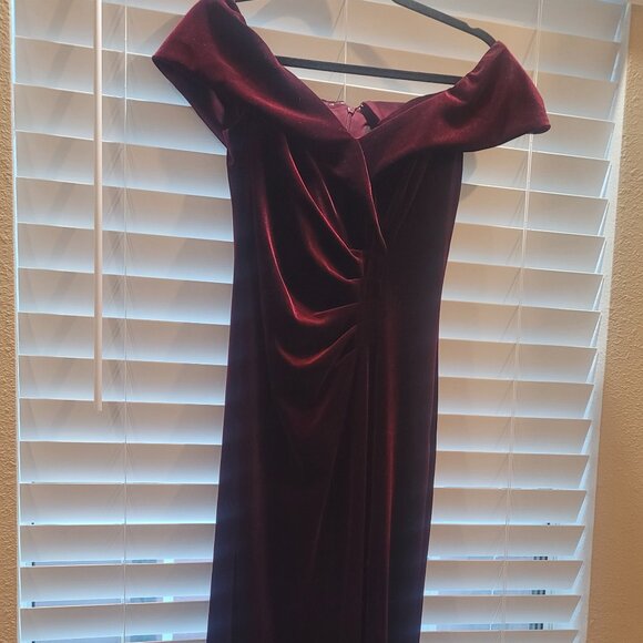 Burgundy velvet long evening dress - Picture 5 of 7